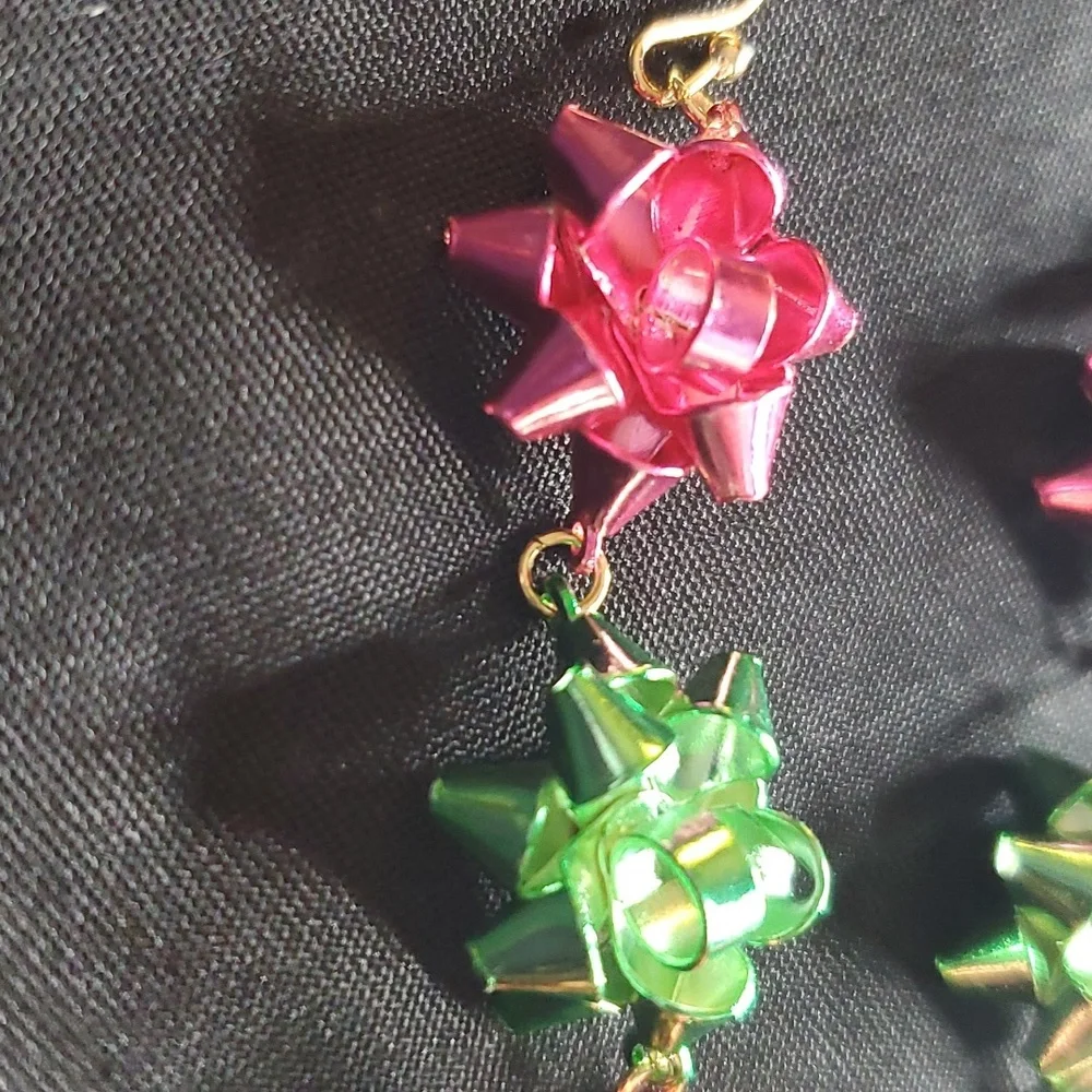 NWOT Gold Tone Gift Bow Earrings‎